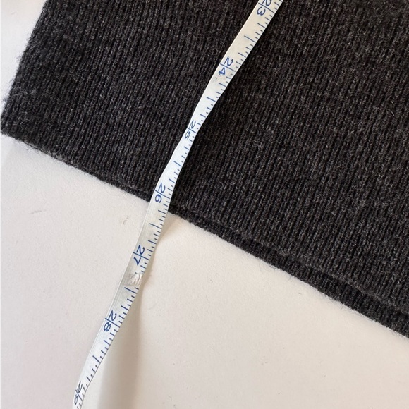 [SOLD] Aritzia Wilfred Grey Wool and Cashmere V-Neck Relaxed Fit Sweater size XS - Picture 11 of 14